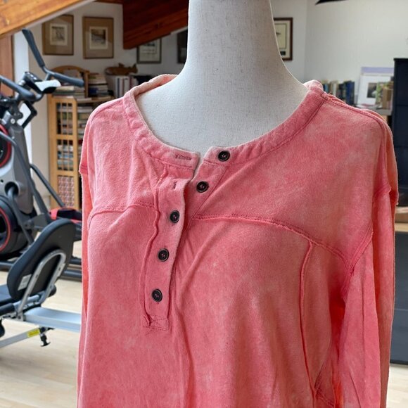 WE The Free Salmon Casual Top ~ Runs Like A Medium - Picture 2 of 8